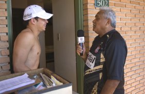 SP - BRAGANTINO/BRAGANCA PAULISTA X CORINTHIANS/SP - ESPORTES - O massagista Ceará entrevista Lulinha no hotel aonde o time esta concentrado, antes da partida válida pelo Campeonato Brasileiro da segunda divisão 2008, primeiro turno, realizada no estádio Santa Cruz, em Ribeirão Preto, interior de São Paulo, nesta quarta-feira a noite