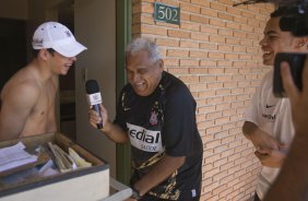 SP - BRAGANTINO/BRAGANCA PAULISTA X CORINTHIANS/SP - ESPORTES - O massagista Cera entrevista Lulinha no hotel aonde o time esta concentrado, antes da partida válida pelo Campeonato Brasileiro da segunda divisão 2008, primeiro turno, realizada no estádio Santa Cruz, em Ribeirão Preto, interior de São Paulo, nesta quarta-feira a noite