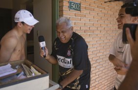 SP - BRAGANTINO/BRAGANCA PAULISTA X CORINTHIANS/SP - ESPORTES - O massagista Cera entrevista Lulinha no hotel aonde o time esta concentrado, antes da partida vlida pelo Campeonato Brasileiro da segunda diviso 2008, primeiro turno, realizada no estdio Santa Cruz, em Ribeiro Preto, interior de So Paulo, nesta quarta-feira a noite