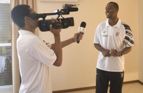 SP - BRAGANTINO/BRAGANCA PAULISTA X CORINTHIANS/SP - ESPORTES - Dentinho entrevista Lima no hotel aonde o time esta concentrado, antes da partida válida pelo Campeonato Brasileiro da segunda divisão 2008, primeiro turno, realizada no estádio Santa Cruz, em Ribeirão Preto, interior de São Paulo, nesta quarta-feira a noite