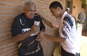 SP - BRAGANTINO/BRAGANCA PAULISTA X CORINTHIANS/SP - ESPORTES - O massagista Ceará entrevista Dentinho no hotel aonde o time esta concentrado, antes da partida válida pelo Campeonato Brasileiro da segunda divisão 2008, primeiro turno, realizada no estádio Santa Cruz, em Ribeirão Preto, interior de São Paulo, nesta quarta-feira a noite