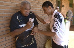 SP - BRAGANTINO/BRAGANCA PAULISTA X CORINTHIANS/SP - ESPORTES - O massagista Cear entrevista Dentinho no hotel aonde o time esta concentrado, antes da partida vlida pelo Campeonato Brasileiro da segunda diviso 2008, primeiro turno, realizada no estdio Santa Cruz, em Ribeiro Preto, interior de So Paulo, nesta quarta-feira a noite