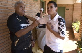 SP - BRAGANTINO/BRAGANCA PAULISTA X CORINTHIANS/SP - ESPORTES - O massagista Ceará entrevista Dentinho e Lulinha observa no hotel aonde o time esta concentrado, antes da partida válida pelo Campeonato Brasileiro da segunda divisão 2008, primeiro turno, realizada no estádio Santa Cruz, em Ribeirão Preto, interior de São Paulo, nesta quarta-feira a noite