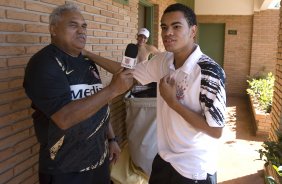 SP - BRAGANTINO/BRAGANCA PAULISTA X CORINTHIANS/SP - ESPORTES - O massagista Cear entrevista Dentinho e Lulinha observa no hotel aonde o time esta concentrado, antes da partida vlida pelo Campeonato Brasileiro da segunda diviso 2008, primeiro turno, realizada no estdio Santa Cruz, em Ribeiro Preto, interior de So Paulo, nesta quarta-feira a noite