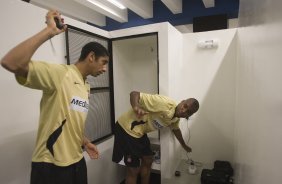 SP - CORINTHIANS/SP X SAO CAETANO/SP - ESPORTES - Acosta e Lima nos vestiários antes da partida válida pelo Campeonato Brasileiro da segunda divisão 2008, primeiro turno, realizada no estádio do Pacaembu, zona oeste de São Paulo, neste sábado a tarde