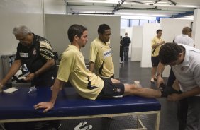 SP - CORINTHIANS/SP X SAO CAETANO/SP - ESPORTES - Ceará(e) massagista; Denis, sentado; Elias, atras, e o fisioterapeuta Julio Suman(d) nos vestiários antes da partida válida pelo Campeonato Brasileiro da segunda divisão 2008, primeiro turno, realizada no estádio do Pacaembu, zona oeste de São Paulo, neste sábado a tarde