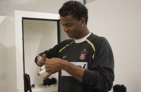 SP - CORINTHIANS/SP X SAO CAETANO/SP - ESPORTES - Felipe nos vestiários antes da partida válida pelo Campeonato Brasileiro da segunda divisão 2008, primeiro turno, realizada no estádio do Pacaembu, zona oeste de São Paulo, neste sábado a tarde