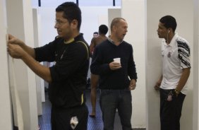 SP - CORINTHIANS/SP X SAO CAETANO/SP - ESPORTES - Mano Menezes conversa com André Santos(d) nos vestiários antes da partida válida pelo Campeonato Brasileiro da segunda divisão 2008, primeiro turno, realizada no estádio do Pacaembu, zona oeste de São Paulo, neste sábado a tarde