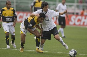 SP - CORINTHIANS/SP X CRICIUMA/SC - ESPORTES - durante partida vlida pelo Campeonato Brasileiro da segunda diviso 2008, primeiro turno, realizada no estdio do Pacaembu, zona oeste da cidade, neste sbado a tarde