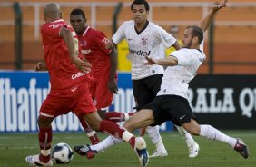 SC - AVAI/SC X CORINTHIANS/SP - ESPORTES - durante partida vlida pelo Campeonato Brasileiro da segunda diviso 2008, primeiro turno, realizada no estdio da Ressacada em Florianopolis, nesta terca-feira a noite