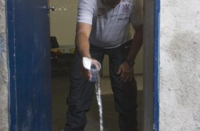 AL - CRB/ALAGOAS X CORINTHIANS/SP - ESPORTES - O massagista Ceará joga agua em sal grosso com pigmento vermelho na porta dos vestiários do Corinthians antes da partida válida pelo Campeonato Brasileiro da segunda divisão 2008, primeira partida do returno, realizada no estádio Rei Pelé, neste sábado a tarde