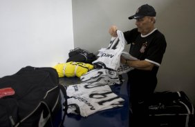 SP- CORINTHIANS/SP X SANTO ANDRE/SP - ESPORTES - nos vestiários antes da partida válida pelo returno do Campeonato Brasileiro da segunda divisão de 2008, realizada no estádio do Pacaembu, zona oeste da cidade, neste sábado a tarde