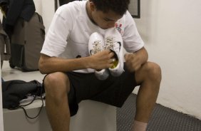 SP- CORINTHIANS/SP X SANTO ANDRE/SP - ESPORTES - nos vestiários antes da partida válida pelo returno do Campeonato Brasileiro da segunda divisão de 2008, realizada no estádio do Pacaembu, zona oeste da cidade, neste sábado a tarde