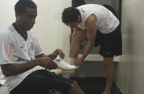 SP - CORINTHIANS/SP X VILA NOVA/GO - ESPORTES - nos vestiários antes da partida válida pelo returno do Campeonato Brasileiro Serie B, realizado no estádio do Pacaembu, zona oeste da cidade, neste sábado a tarde