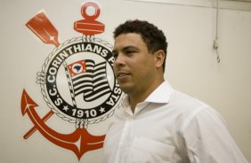 SP - ESPORTES - O jogador Ronaldo foi apresentado hoje como novo jogador do Corinthians, no Parque So Jorge, zona leste da cidade;