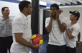 SP - ESPORTES - CORINTHIANS/BRASIL X ESTUDIANTES/ARGENTINA -  nos vestirios antes do jogo amistoso internacional realizado esta tarde no Pacaembu, quando foram apresentados os novos contratados para o ano de 2009; o time estreia no Campeonato Paulista dia 22/01contra o Barueri, tambem no Pacaembu