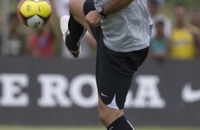 SP - ESPORTES - durante o treino do Corinthians realizado esta tarde no Parque Ecolgico do Tiete, zona leste de So Paulo. O time joga amanh, quarta-feira, 04/02, pelo Campeonato Paulista, contra o Paulista de Jundia,  noite, no estdio Jaime Cintra