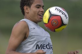 SP - ESPORTES - Dentinho durante o treino coletivo contra a equipe de sub-18 do Corinthians realizado esta tarde no Parque Ecolgico do Tiete, zona leste de So Paulo. O time joga sbado, 21/02, a tarde, pelo Campeonato Paulista, contra o Guaratingueta, no estdio Dario Leite