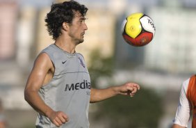 SP - ESPORTES - Douglas durante o treino coletivo contra a equipe de sub-18 do Corinthians realizado esta tarde no Parque Ecolgico do Tiete, zona leste de So Paulo. O time joga sbado, 21/02, a tarde, pelo Campeonato Paulista, contra o Guaratingueta, no estdio Dario Leite