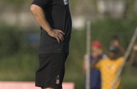 SP - ESPORTES - Mano Menezes durante o treino coletivo contra a equipe de sub-18 do Corinthians realizado esta tarde no Parque Ecolgico do Tiete, zona leste de So Paulo. O time joga sbado, 21/02, a tarde, pelo Campeonato Paulista, contra o Guaratingueta, no estdio Dario Leite