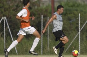 SP - ESPORTES - Ronaldo durante o treino coletivo contra a equipe de sub-18 do Corinthians realizado esta tarde no Parque Ecolgico do Tiete, zona leste de So Paulo. O time joga sbado, 21/02, a tarde, pelo Campeonato Paulista, contra o Guaratingueta, no estdio Dario Leite