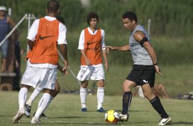 SP - ESPORTES - Ronaldo durante o treino coletivo contra a equipe de sub-18 do Corinthians realizado esta tarde no Parque Ecolgico do Tiete, zona leste de So Paulo. O time joga sbado, 21/02, a tarde, pelo Campeonato Paulista, contra o Guaratingueta, no estdio Dario Leite