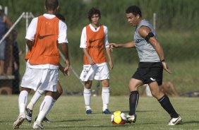 SP - ESPORTES - Ronaldo durante o treino coletivo contra a equipe de sub-18 do Corinthians realizado esta tarde no Parque Ecolgico do Tiete, zona leste de So Paulo. O time joga sbado, 21/02, a tarde, pelo Campeonato Paulista, contra o Guaratingueta, no estdio Dario Leite