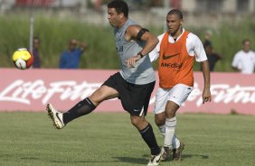 SP - ESPORTES - Ronaldo durante o treino coletivo contra a equipe de sub-18 do Corinthians realizado esta tarde no Parque Ecolgico do Tiete, zona leste de So Paulo. O time joga sbado, 21/02, a tarde, pelo Campeonato Paulista, contra o Guaratingueta, no estdio Dario Leite