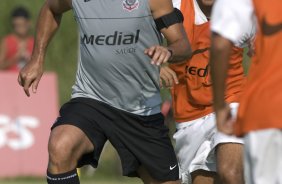 SP - ESPORTES - Ronaldo durante o treino coletivo contra a equipe de sub-18 do Corinthians realizado esta tarde no Parque Ecolgico do Tiete, zona leste de So Paulo. O time joga sbado, 21/02, a tarde, pelo Campeonato Paulista, contra o Guaratingueta, no estdio Dario Leite