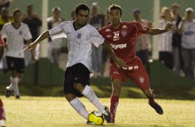 CORINTHIANS/SP X NOROESTE/BAURU- em um lance durante o jogo realizado esta noite no estdio Eduardo Jos Farah, em Presidente Prudente, interior de So Paulo, vlido pelo Campeonato Paulista de 2009