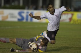 CORINTHIANS/SP X NOROESTE/BAURU- em um lance durante o jogo realizado esta noite no estdio Eduardo Jos Farah, em Presidente Prudente, interior de So Paulo, vlido pelo Campeonato Paulista de 2009