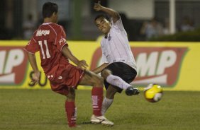 CORINTHIANS/SP X NOROESTE/BAURU- em um lance durante o jogo realizado esta noite no estdio Eduardo Jos Farah, em Presidente Prudente, interior de So Paulo, vlido pelo Campeonato Paulista de 2009