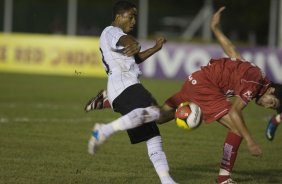 CORINTHIANS/SP X NOROESTE/BAURU- em um lance durante o jogo realizado esta noite no estdio Eduardo Jos Farah, em Presidente Prudente, interior de So Paulo, vlido pelo Campeonato Paulista de 2009