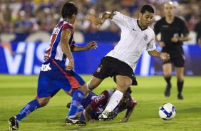 ITUMBIARA/GO X CORINTHIANS/SP - em um lance durante o jogo realizado esta noite no estádio JK, em Itumbiara, interior de Goias, válido pela Copa do Brasil de 2009, jogo de ida
