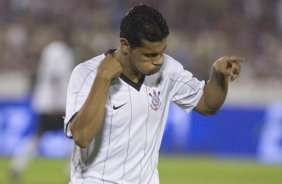 ITUMBIARA/GO X CORINTHIANS/SP - em um lance durante o jogo realizado esta noite no estdio JK, em Itumbiara, interior de Goias, vlido pela Copa do Brasil de 2009, jogo de ida