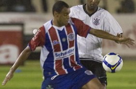 ITUMBIARA/GO X CORINTHIANS/SP - em um lance durante o jogo realizado esta noite no estdio JK, em Itumbiara, interior de Goias, vlido pela Copa do Brasil de 2009, jogo de ida