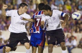 ITUMBIARA/GO X CORINTHIANS/SP - em um lance durante o jogo realizado esta noite no estdio JK, em Itumbiara, interior de Goias, vlido pela Copa do Brasil de 2009, jogo de ida