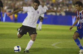 ITUMBIARA/GO X CORINTHIANS/SP - em um lance durante o jogo realizado esta noite no estdio JK, em Itumbiara, interior de Goias, vlido pela Copa do Brasil de 2009, jogo de ida