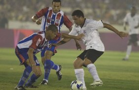 ITUMBIARA/GO X CORINTHIANS/SP - em um lance durante o jogo realizado esta noite no estádio JK, em Itumbiara, interior de Goias, válido pela Copa do Brasil de 2009, jogo de ida