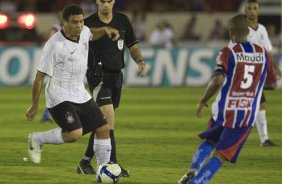 ITUMBIARA/GO X CORINTHIANS/SP - em um lance durante o jogo realizado esta noite no estdio JK, em Itumbiara, interior de Goias, vlido pela Copa do Brasil de 2009, jogo de ida