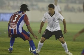 ITUMBIARA/GO X CORINTHIANS/SP - em um lance durante o jogo realizado esta noite no estdio JK, em Itumbiara, interior de Goias, vlido pela Copa do Brasil de 2009, jogo de ida