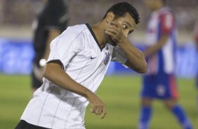 ITUMBIARA/GO X CORINTHIANS/SP - em um lance durante o jogo realizado esta noite no estdio JK, em Itumbiara, interior de Goias, vlido pela Copa do Brasil de 2009, jogo de ida