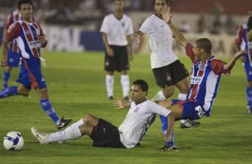 ITUMBIARA/GO X CORINTHIANS/SP - em um lance durante o jogo realizado esta noite no estdio JK, em Itumbiara, interior de Goias, vlido pela Copa do Brasil de 2009, jogo de ida