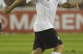 ITUMBIARA/GO X CORINTHIANS/SP - em um lance durante o jogo realizado esta noite no estádio JK, em Itumbiara, interior de Goias, válido pela Copa do Brasil de 2009, jogo de ida