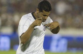 ITUMBIARA/GO X CORINTHIANS/SP - em um lance durante o jogo realizado esta noite no estdio JK, em Itumbiara, interior de Goias, vlido pela Copa do Brasil de 2009, jogo de ida