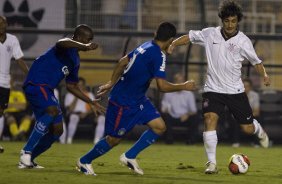 CORINTHIANS/SP X SAO CAETANO/SAO CAETANO DO SUL - em um lance da partida realizada esta noite no estdio do Pacaembu, zona oeste da cidade, vlido pelo Campeonato Paulista de 2009