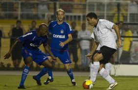 CORINTHIANS/SP X SAO CAETANO/SAO CAETANO DO SUL - em um lance da partida realizada esta noite no estádio do Pacaembu, zona oeste da cidade, válido pelo Campeonato Paulista de 2009