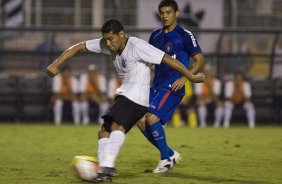 CORINTHIANS/SP X SAO CAETANO/SAO CAETANO DO SUL - em um lance da partida realizada esta noite no estdio do Pacaembu, zona oeste da cidade, vlido pelo Campeonato Paulista de 2009