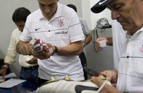 CORINTHIANS/SP X SAO CAETANO/SAO CAETANO DO SUL - nos vestiários antes da partida realizada esta noite no estádio do Pacaembu, zona oeste da cidade, válido pelo Campeonato Paulista de 2009