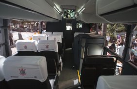 APRESENTACAO DO NOVO ONIBUS DO CORINTHIANS - O Corinthians apresentou hoje a tarde no Parque So Jorge o novo onibus que servira para transporte dos jogadores e comiss tecnica